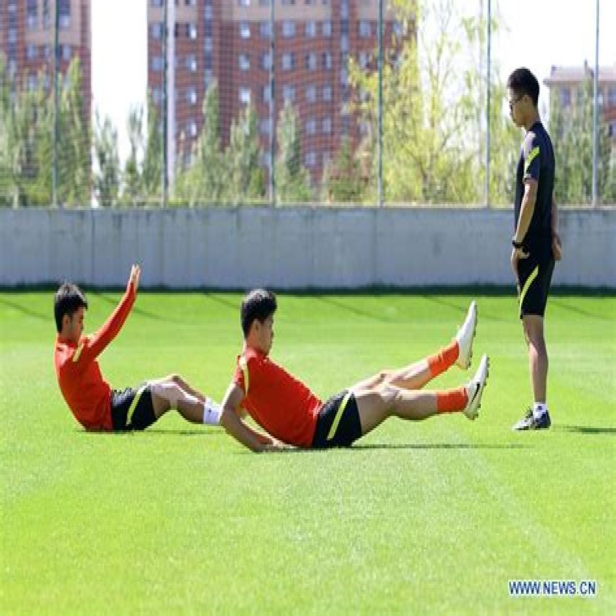 Chinese men's U16 national football team holds training session - Xinhua