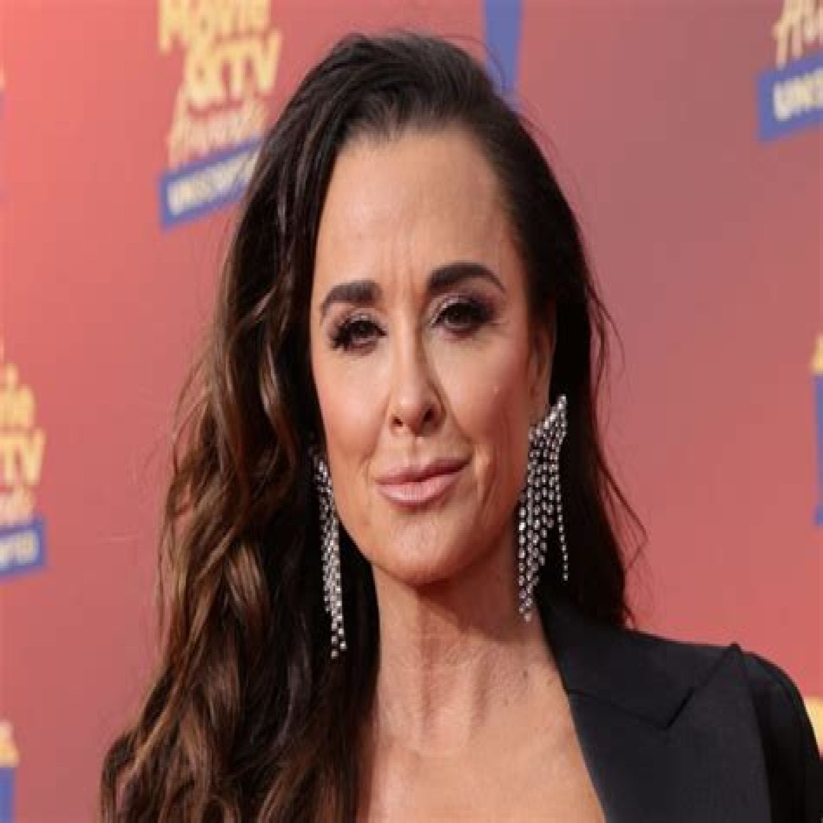   Kyle Richards ‘reads old texts’ in tribute to friend Lorene Shea after tragic death    Thu 18 August 2022 21:49    Ashley Bautista    