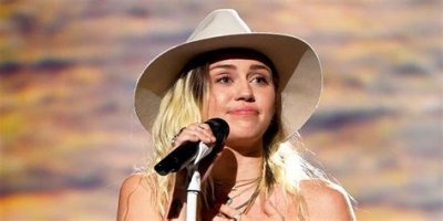 Miley Cyrus Cries While Singing ‘Malibu’ at Billboard Music Awards 2017