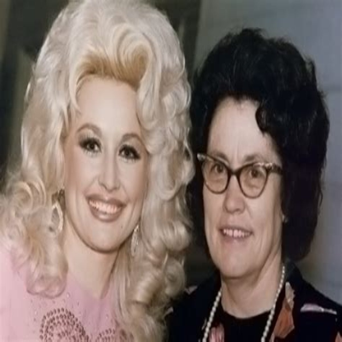 Unveiling The Circumstances: Dolly Parton's Mother's Passing